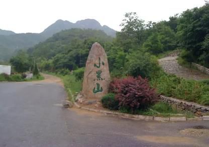 九丈崖位于北长山岛的西北角，山崖险峻，水深流急，岩礁棋布，自然景观独树一帜。崖壁绵延400余米，尤以其崖壁罕见的石质组合和高峻险要而著称，在全国众多海蚀崖中独占鳌头。