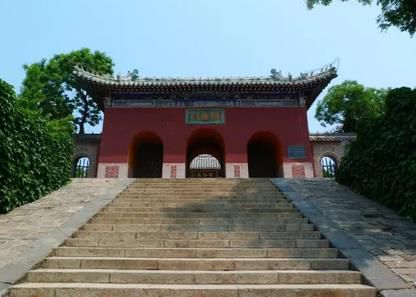 望夫礁的位置又与庙岛显应宫几乎在同一纬度，海岛人认为是海神娘娘庇护海上行船，巡游至此，为船家期盼福运，因此，望夫礁又称为妈祖石。