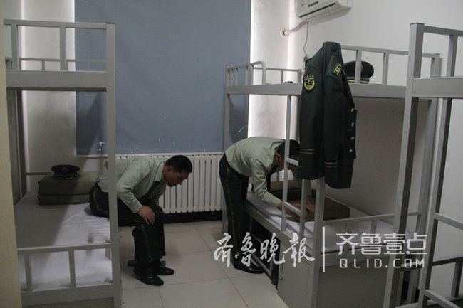 烟台这座海岛上蝮蛇成群，民警每天巡逻30公里
