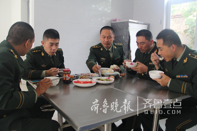 烟台这座海岛上蝮蛇成群，民警每天巡逻30公里