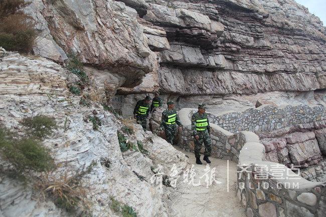 烟台这座海岛上蝮蛇成群，民警每天巡逻30公里