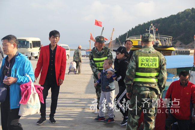 烟台这座海岛上蝮蛇成群，民警每天巡逻30公里