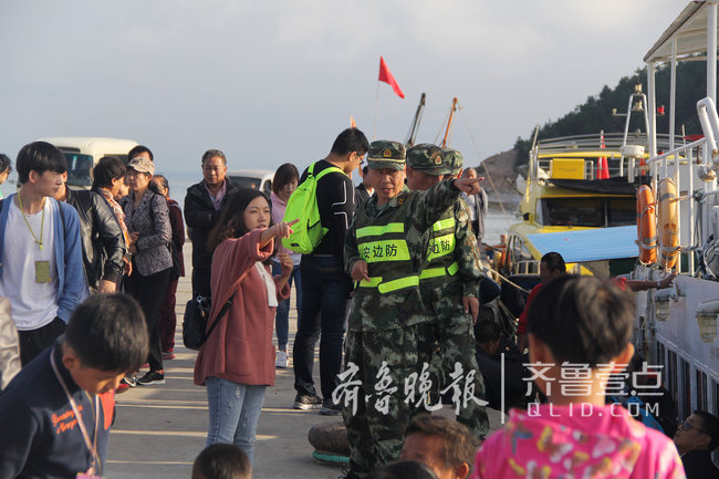 烟台这座海岛上蝮蛇成群，民警每天巡逻30公里